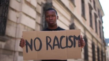 Saldırgan Afro-Amerikan bir adam elinde 