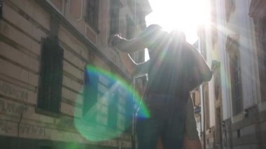 Irklar arası çift gün batımında sokaklarda dans ediyor. Sevimli mutlu çift. Siyah adam ve beyaz kadın. Irkçılığa karşı aşk