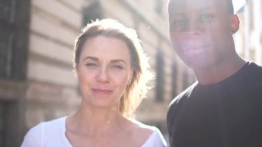 Afrikalı erkek ve Avrupalı kadın. Açık hava portresini güneş ışığıyla kapat. Irklar arası sevimli bir çift. Siyah ve beyaz, birbirine aşık karışık bir çiftin randevusu.
