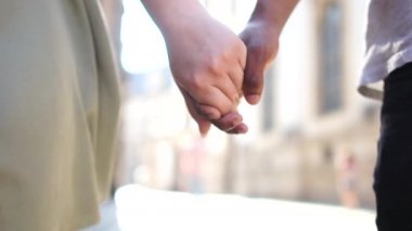 Tanımlanamayan siyah erkek ve beyaz kadın el ele tutuşuyorlar. Kapalı portre, siyah beyaz el. Irklar arası çift, ırkçılığa karşı aşk