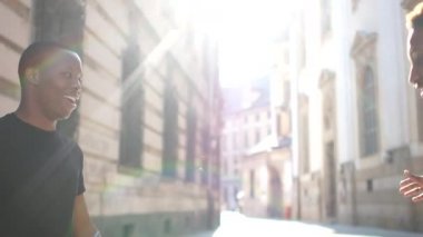 İki siyah adam bir toplantıda birbirlerini selamlıyorlar. Açık hava Afrikalı öğrenciler selamlıyor ve sarılıyorlar, güneş parlıyor. Kardeşlik ve Eşitlik Konsepti