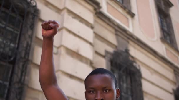 城市肖像非洲裔美国人举起紧握拳头。在美国反对种族主义的抗议。黑人的生命很重要 — 图库视频影像