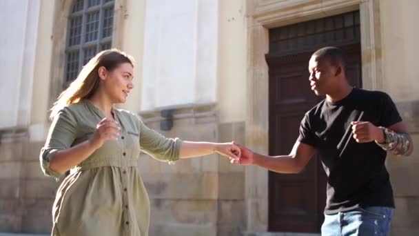 Casal encantador homem negro e mulher branca estão dançando salsa na rua. Amoroso casal flerta. Amor contra o racismo, Dia dos Namorados — Vídeo de Stock