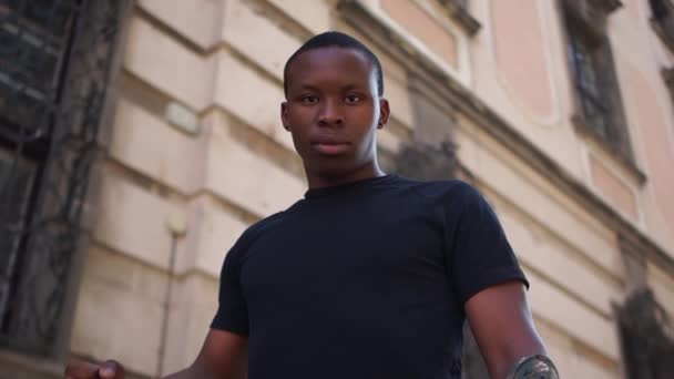 Een jonge Afro-Amerikaanse man protesteert tegen politiegeweld en racisme. Dicht portret van een zwarte man met opgeheven vuist. Zwarte levens zijn belangrijk. — Stockvideo