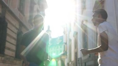 Mutlu yakışıklı adamlar. İki Afro-Amerikan genç adam bir şehir caddesinde dans ediyor. Öğrenciler şehirde eğleniyor. Sosyal dans konsepti