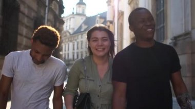 İki siyah adam ve bir beyaz kadın cadde boyunca yürüyor ve konuşuyorlar. Çok ırklı bir grup öğrenci. Bir grup çok ırklı öğrenci şehirde yürüyor