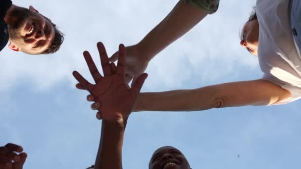 Близкий портрет скрещенной руки межрасовой группы молодежи, разного цвета кожи. Дружественная поддержка, равенство и братство, символ движения против расизма — стоковое видео