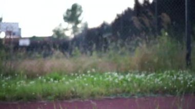 Bir çocuğun yakın plan bacakları kumda uzun bir sıçrama yapıyor. Okulda beden eğitimi dersinde uzun atlamalar. Sağlıklı yaşam tarzı