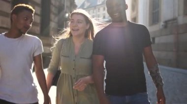 Beyaz kız ve iki siyah adam şehirde dolaşıyorlar. Çok ırklı öğrenci grubu, eşitlik ve kardeşlik kavramı. Siyahların hayatı önemlidir. Mutlu insanlar.