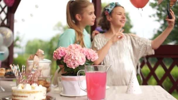 Doğum günü partisi, iki kız arkadaş selfie çekip eğleniyorlar. Yemek şirketi, mutlu çocukluk. — Stok video
