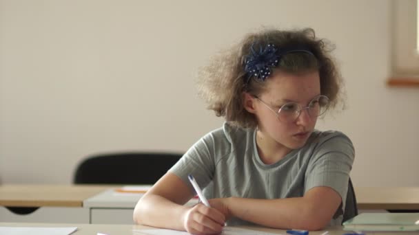 Terug naar school. Schoolkinderen zitten aan hun bureau in de klas. De jongen is te laat, het meisje ziet er smadelijk uit. — Stockvideo