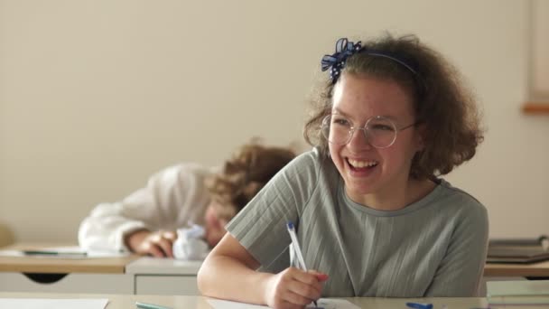 Terug naar school covid. Kinderen in de klas lachen en hebben plezier. Terug naar school en gelukkig kinderconcept — Stockvideo