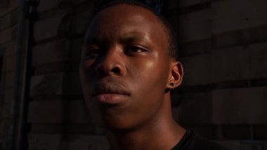 Siyah bir adam ve beyaz bir kadının yakın portresi. Erkek ve kız ciddi yüzlerle, insan duygularıyla, siyahların hayatları önemli, eşitlik ve kardeşlik kavramlarıyla duruyorlar.