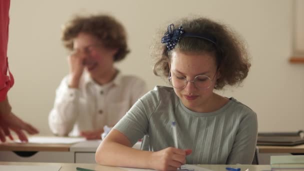 El maestro en la clase regaña a los niños traviesos. Silencio. De vuelta a la escuela después de la cuarentena coronavirus covid-19. Regreso a la escuela — Vídeos de Stock