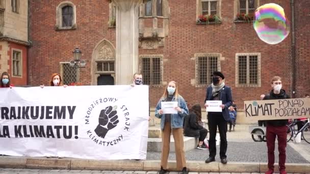 Wroclaw, Polônia - 11 de julho de 2020. Cartazes em polonês - greve climática de jovens. Os estudantes protestam na praça principal da cidade. Contra o aquecimento global, contra a poluição ambiental — Vídeo de Stock