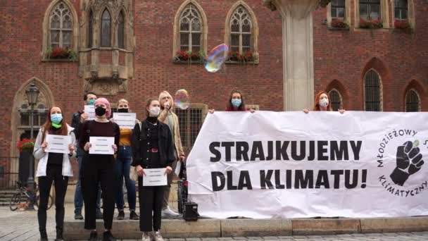 Wroclaw, Poland - July 11, 2020. 기후 파업. 폴란드의 포스터 - 우리는 기후, 청소년 기후 파업, 메가폰을 든 남자, 학생들이 구호, 지구 온난화를 외치는 장면을 찍습니다. — 비디오