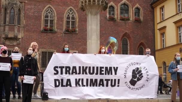 Wroclaw, Polônia - 11 de julho de 2020. Greve climática. Cartazes em polonês - batemos pelo clima, greve climática de jovens, mulher com um megafone, estudantes que cantam slogans, aquecimento global — Vídeo de Stock