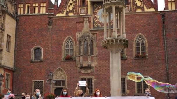 Breslau, Polen - 11. Juli 2020. Klimastreik. Plakate auf Polnisch - wir streiken für das Klima, für den Jugendklimastreik. Demonstranten drängen sich auf dem zentralen Platz, Seifenblasen, EU — Stockvideo