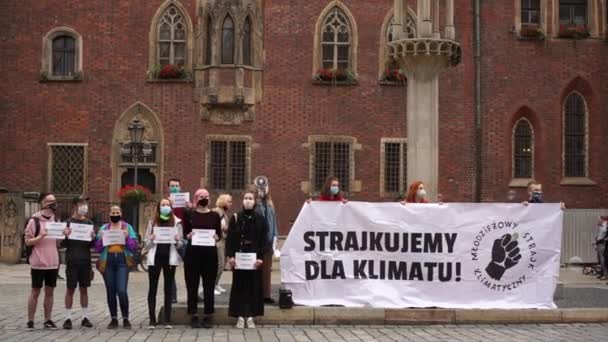 Breslau, Polen - 11. Juli 2020. Klimastreik. Plakate auf Polnisch - wir streiken für das Klima, den Jugendklimastreik, das Klima ohne Grenzen. Demonstranten drängen sich — Stockvideo