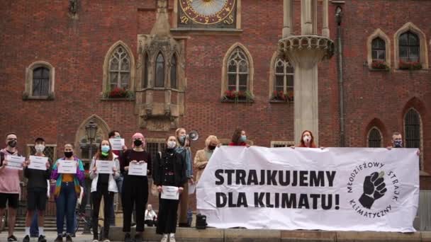 Wroclaw, Polônia - 11 de julho de 2020. Greve climática. Cartazes em polonês - batemos pelo clima, greve de clima de jovens, clima sem fronteiras. Manifestantes em marcha multidão — Vídeo de Stock