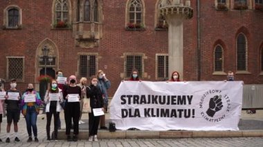 Wroclaw, Polonya - 11 Temmuz 2020. İklim grevi. Öğrencilerin Lehçe posterleri var. İklim, gençlik iklim grevi ve sınır tanımayan iklim için grevdeyiz. Yürüyen protestocular kalabalığı