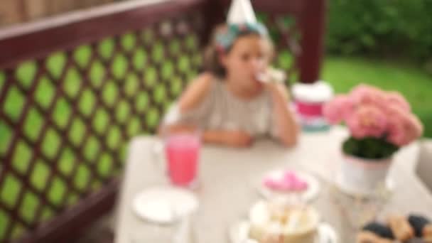 Chica triste y solitaria sentada frente a la mesa de cumpleaños con velas no encendidas. Adolescente infeliz tiene fiesta de cumpleaños. Concepto de depresión, mal humor, soledad — Vídeo de stock
