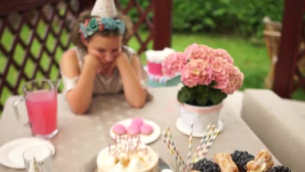 Nešťastná narozeninová dívka smutná a zklamaná, protože nikdo nepřišel oslavit jeho výročí — Stock video