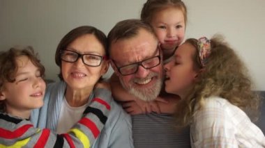 Büyük, mutlu bir ailenin kapalı bir portresi. Büyükbaba, büyükanne ve onların üç torunu. İki kuşak, aile gelenekleri, büyük ebeveynler ve torunlar.