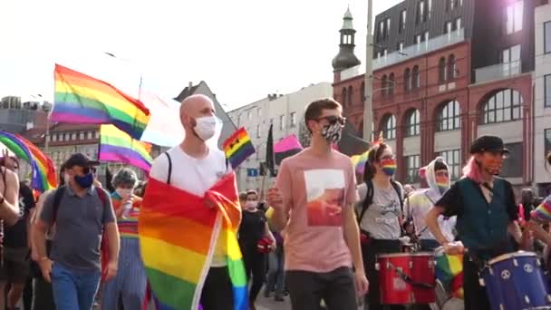 Wroclaw, Polonya - 3 Ekim 2020. Wroclaw Eşitlik Yürüyüşü. Bir Şehir Merkezi Caddesinde Gökkuşağı Renkli Bayraklarla Gey Geçidi 'nde Bir Çok İnsan Yürüyor. Gençler davul çalıyor — Stok video