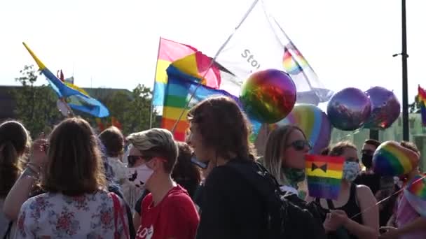 Wroclaw, Πολωνία - 3 Οκτωβρίου 2020. Πορεία Ισότητας του Βρότσλαβ. Πορεία ισότητας με ΛΟΑΤ σύμβολα και σημαίες. Οι μασκοφόροι κρατούν αφίσες. Σημαία επιγραφή στην πολωνική ένωση χαρτοφύλακα — Αρχείο Βίντεο