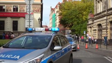 Wroclaw, Polonya - 3 Ekim 2020. Wroclaw Eşitlik Yürüyüşü. Şehir merkezinde yanıp sönen ışığı olan boş bir polis arabası. Polis yürüyüşü LGBT sembolleriyle koruyor