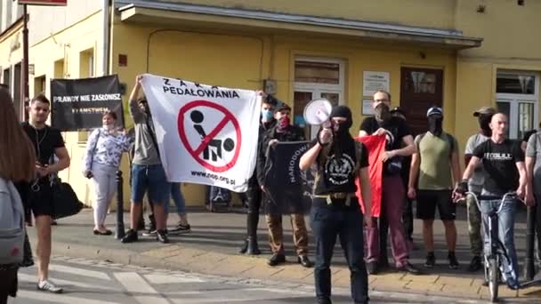 Breslavia, Polonia - 3 ottobre 2020. Raduno nazista contro l'uguaglianza marcia con simboli LGBT. Letteratura polacca su manifesti - non può nascondere la verità con una bugia, la Rinascita Nazionale della Polonia — Video Stock