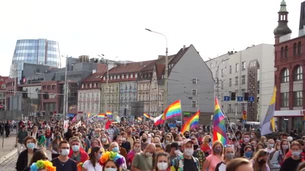 Wroclaw, Poland - October 3, 2020. 폴란드 본선 진출. 많은 사람들이 도시 센터의 거리에서 레인보우 색의 화려 한 불꽃을 가지고 Lgbt 게이 퍼레이드를 하고 있다. 평등과 관용을 위한 행진 — 비디오