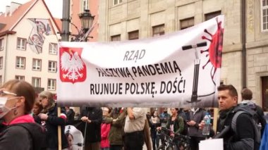 Wroclaw, Polonya - 10 Ekim 2020 - Sahte bir salgına karşı büyük protesto yürüyüşü. Lehçe pankarta göre sahte bir salgın Polonya 'yı yok ediyor. Covid-19 'un kapatılmasını protesto yürüyüşü