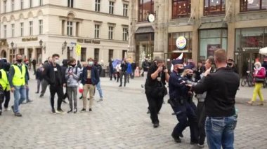 Wroclaw, Polonya - 10 Ekim 2020 - Sahte bir salgına karşı büyük protesto yürüyüşü. Maske karşıtı protesto. Polis genç adamı tutukladı ve götürdü. Kaçmaya çalışan bir adam