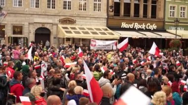 Wroclaw, Polonya - 10 Ekim 2020 - Sahte bir salgına karşı büyük protesto yürüyüşü. Polonya bayraklı insanlar protesto ediyor. Lehçe yazıtlar - ülkem vücudum, sahte salgın Polonya 'yı yok ediyor.