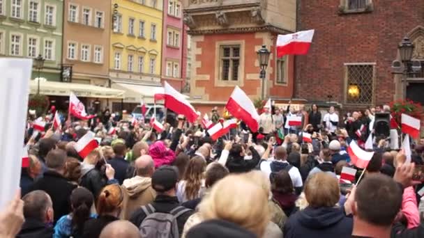 Wrocław, Polska - 10 października 2020 - Wielki Protest Pokojowy przeciwko fałszywej pandemii. Napis w języku polskim - Jest to maska zapobiegająca wdychaniu wirusa. To są urządzenia kontrolujące umysł. — Wideo stockowe