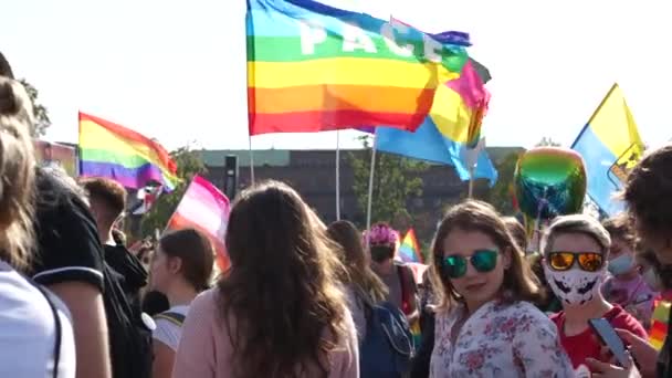 Wroclaw, Πολωνία - 3 Οκτωβρίου 2020. Πορεία Ισότητας του Βρότσλαβ. Διαδόθηκε με σημαίες ΛΟΑΤ στους δρόμους της πόλης. Εγγραφή στην πολωνική γλώσσα - Tenchuwka partnership — Αρχείο Βίντεο
