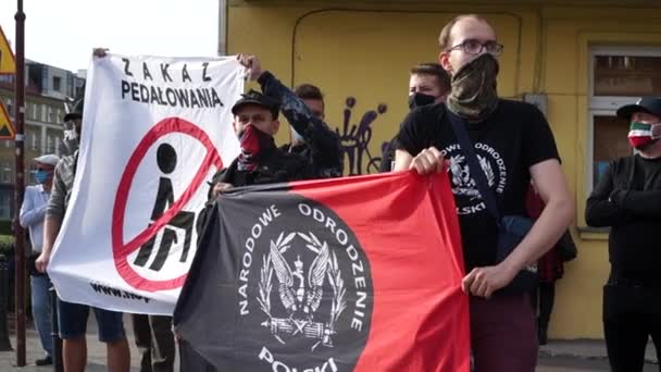 Wroclaw, Polen - 3 oktober 2020. Nazistmötet mot jämställdhet marscherar med hbt-symboler. Polska bokstäver på affischer - du kan inte dölja sanningen med en lögn, National Rebirth of Poland — Stockvideo