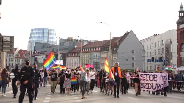 Breslavia, Polonia - 3 ottobre 2020. Marcia per l'uguaglianza in Polonia. La polizia scorta i manifestanti. Iscrizione in polacco - basta stronzate — Video Stock