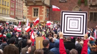 Wroclaw, Polonya - 10 Ekim 2020 - Sahte salgına karşı büyük barışçıl protesto. Maskesiz ve Polonya bayraklı insanlar şehrin ana meydanında protesto yapıyor.