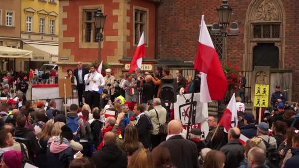 브 로프루, 폴란드 - 2020 년 10 월 10 일 - 가짜 유행병에 항의하는 대규모 항의 행진. 마스크를 쓰지 않은 사람들이 도시 중심가에서 항의 시위를 벌인다 — 비디오