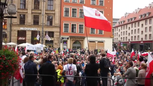 Wroclaw, Pologne - 10 octobre 2020 - Grande marche de protestation contre une fausse pandémie et un verrouillage. Des gens sans masque protestent sur la place principale de la ville. Inscription en polonais mon pays mon corps — Video