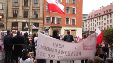 Wroclaw, Polonya - 10 Ekim 2020 - Sahte salgına karşı büyük barışçıl protesto. Maskesiz insanlar şehrin ana meydanında protesto yapıyor. Lehçe yazılı ülkem bedenim