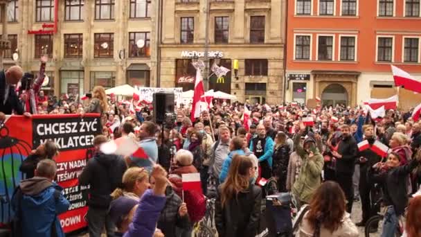 Wroclaw, Polônia - 10 de outubro de 2020 - Grande protesto pacífico contra a falsa pandemia. Pessoas sem máscaras com bandeiras polonesas protestam. A inscrição em polonês quer viver em uma jaula — Vídeo de Stock