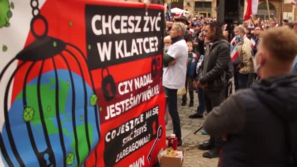 Wroclaw, Polonya - 10 Ekim 2020 - Sahte salgına karşı büyük barışçıl protesto. Lehçe yazıtlar - bir kafeste yaşamak ya da özgür kalmak ister — Stok video