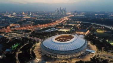 Geç akşam stadyum Luzhniki üzerinde uçan. Gecenin ışıkları Moskova ve en önemli şehir otoyollarından biri. Ufukta Moskova-şehir kuleleri.