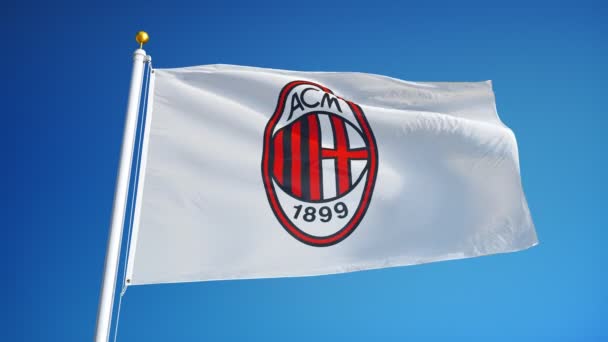 Olaszország Milánó július 2018: A.C. Milan zászló integetett a lassú mozgás ellen, kék eget, szerkesztői animáció, zökkenőmentesen végtelenített, közelről, elszigetelt az alfa-csatorna.
