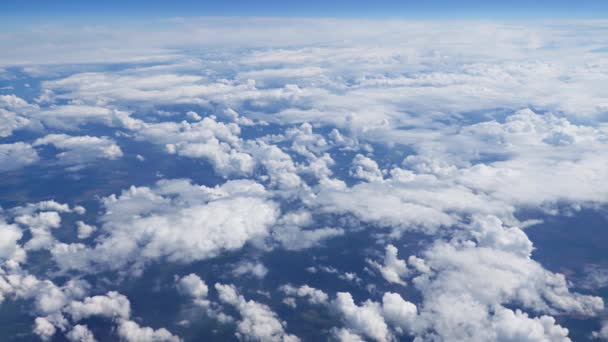 Flyger Över Pittoreska Ljust Vitt Och Blått Cloudscape Vackra Rörliga — Stockvideo