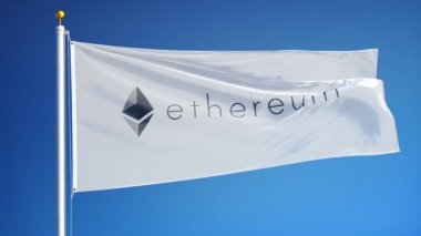 Ethereum logo bayrağı mavi gökyüzüne karşı yavaş hareket, editoryal animasyon, sorunsuz döngülü, yakın, siyah ve beyaz mat alfa kanalda izole sallayarak.